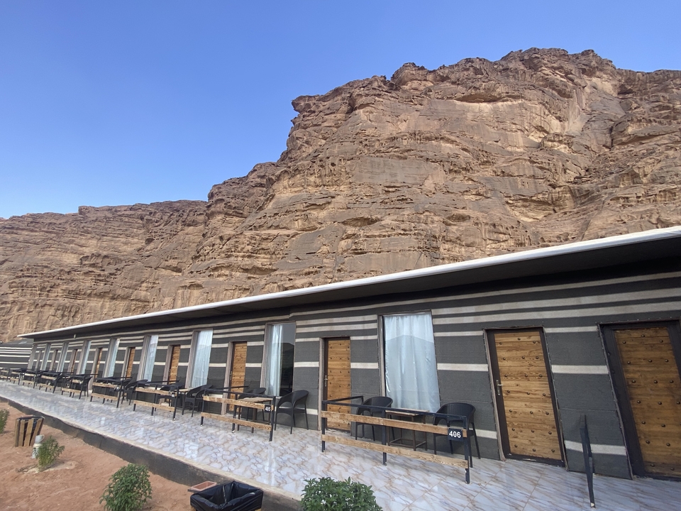 Formations rocheuses avec une rangée d'hébergements modernes.