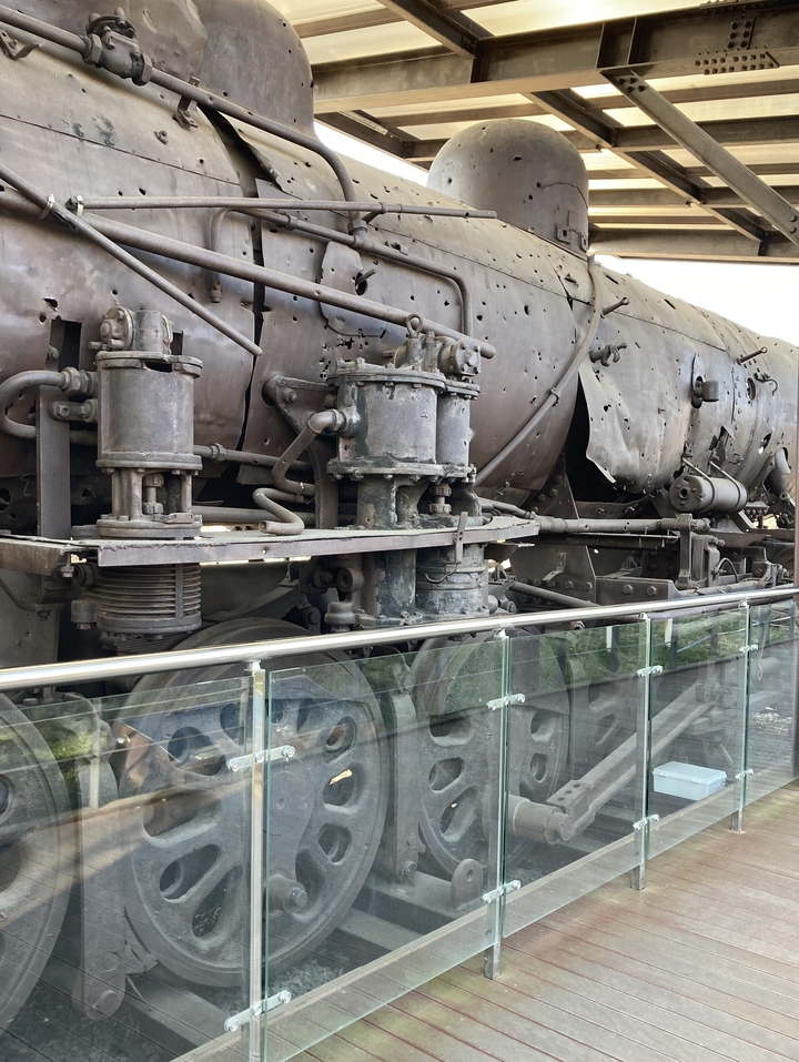 Gros plan d'une locomotive à vapeur vintage.