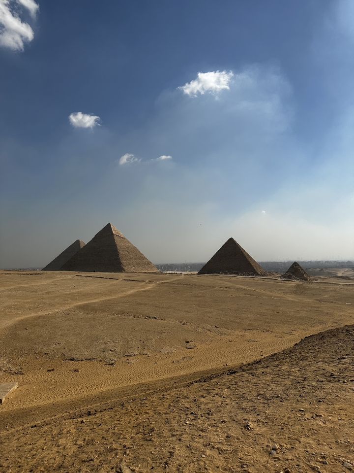 Vue panoramique des pyramides en Égypte avec un ciel dégagé.