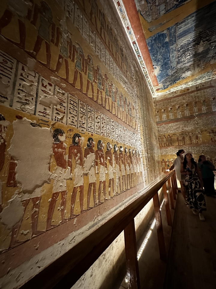 Sculptures murales complexes dans un tombeau antique.