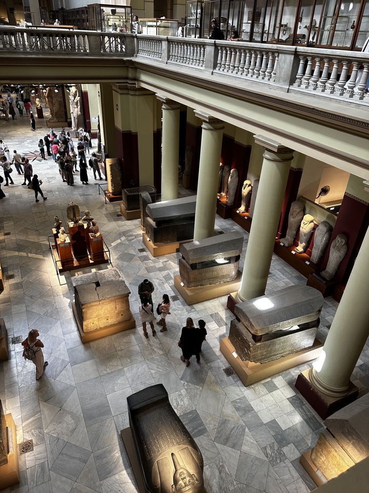 Intérieur d'un musée avec des sarcophages et des statues.