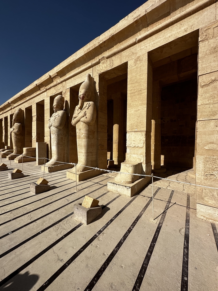 Anciennes statues de pierre à l'entrée d'un temple.