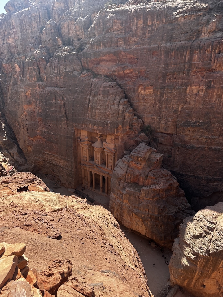 Ancienne façade sculptée dans une paroi rocheuse à Pétra.