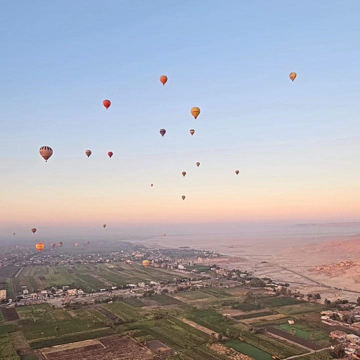 Montgolfières flottant au-dessus du paysage désertique.