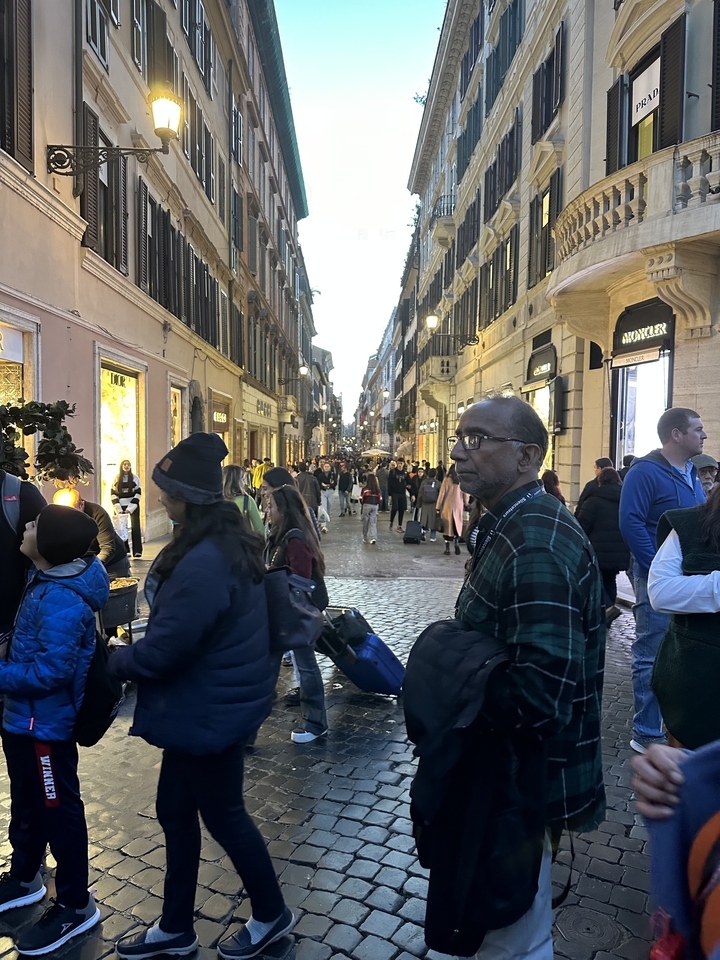Une rue de ville animée avec de nombreux piétons.