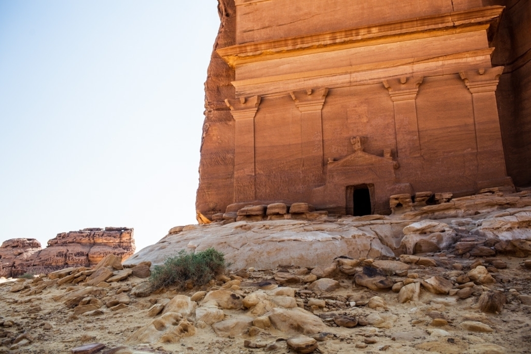 Un monument du désert sculpté dans une roche de grès.