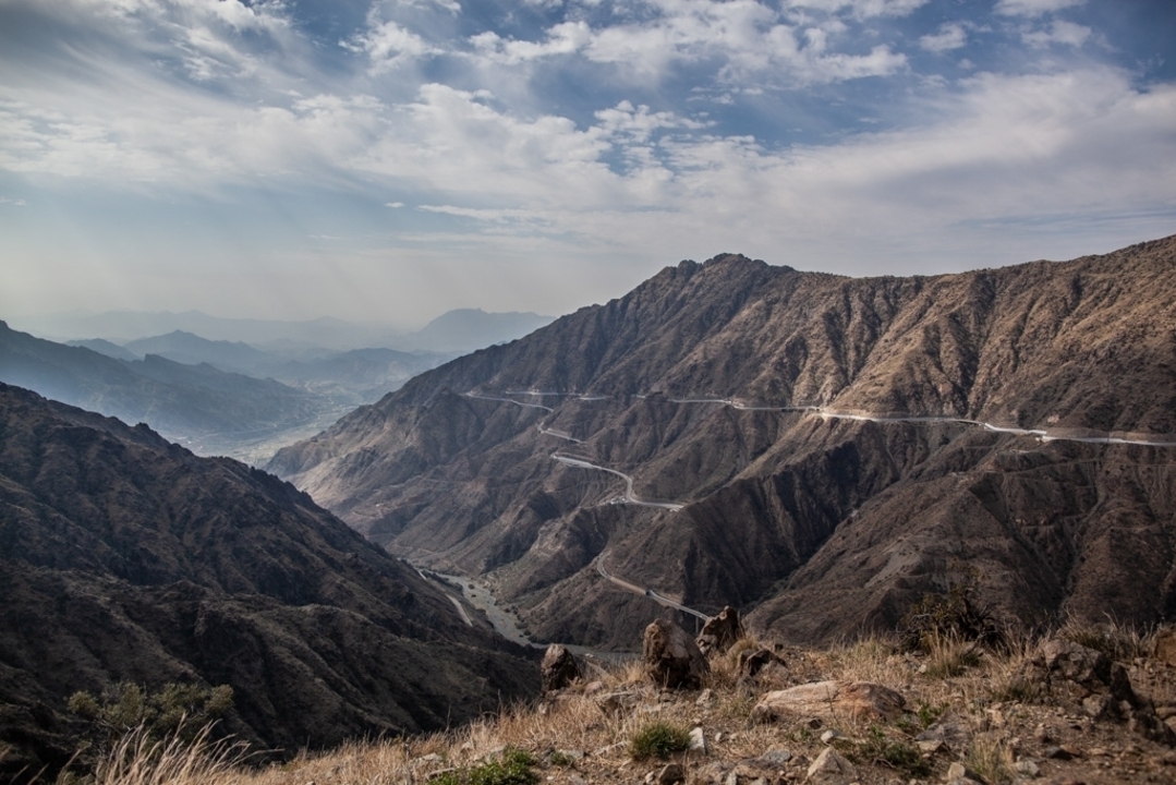 Une vue panoramique de montagnes avec des routes sinueuses.