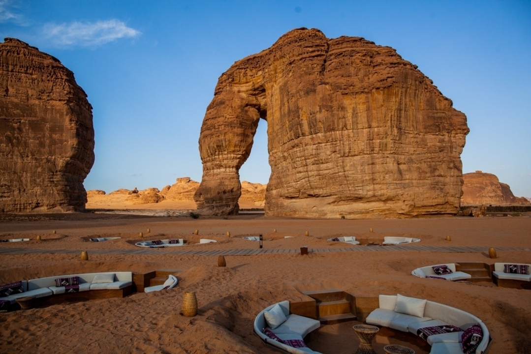 Une formation rocheuse pittoresque dans un décor désertique avec des aménagements de sièges.