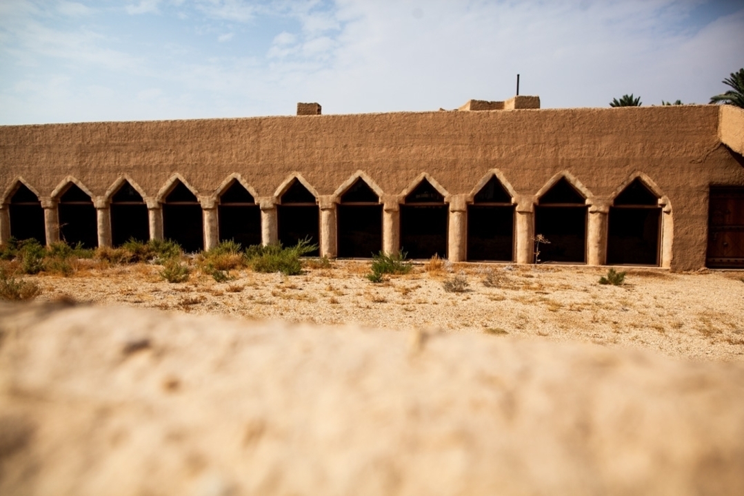 Une rangée d'anciennes étables à chameaux dans une région désertique.