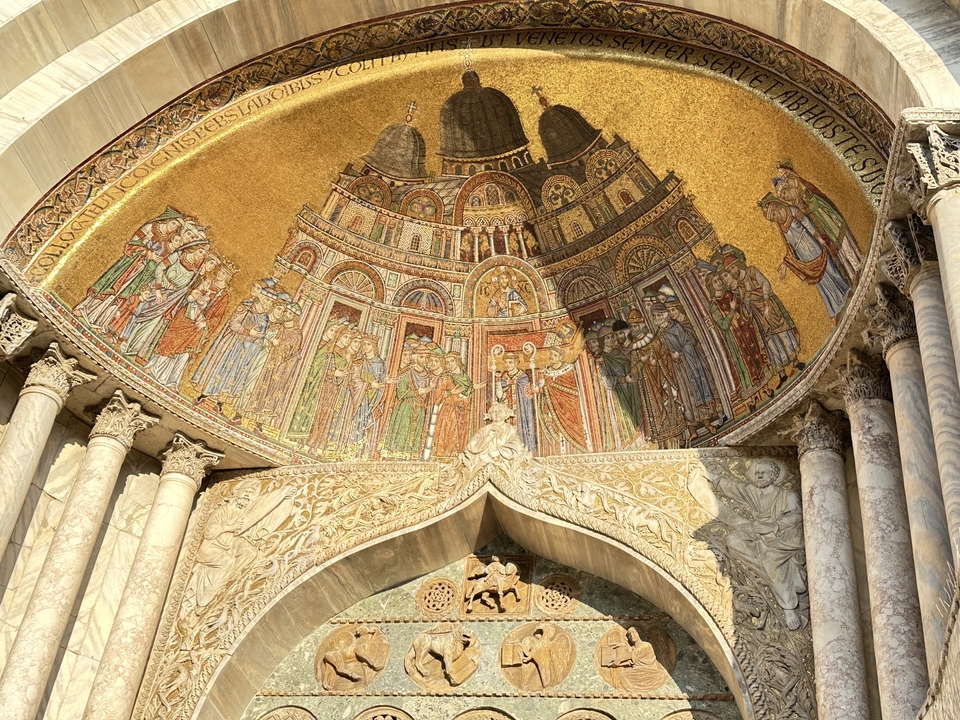 Détail complexe de mosaïque et d'architecture dans une église.