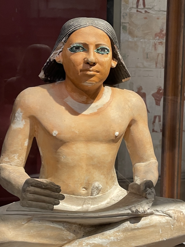 Une statue d'une figure égyptienne antique à l'intérieur d'un musée.