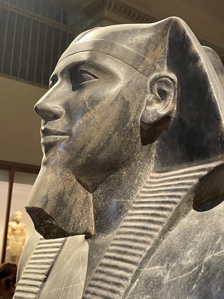 Gros plan de la tête d'une statue égyptienne antique.