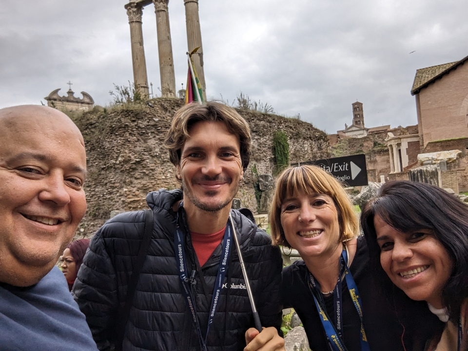 Groupe de personnes prenant un selfie sur un site de ruines antiques.