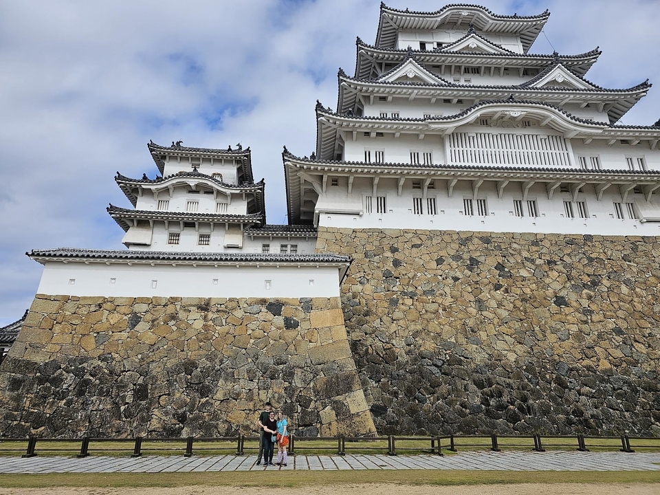 Château d'Himeji avec des fondations en pierre et des murs blancs.