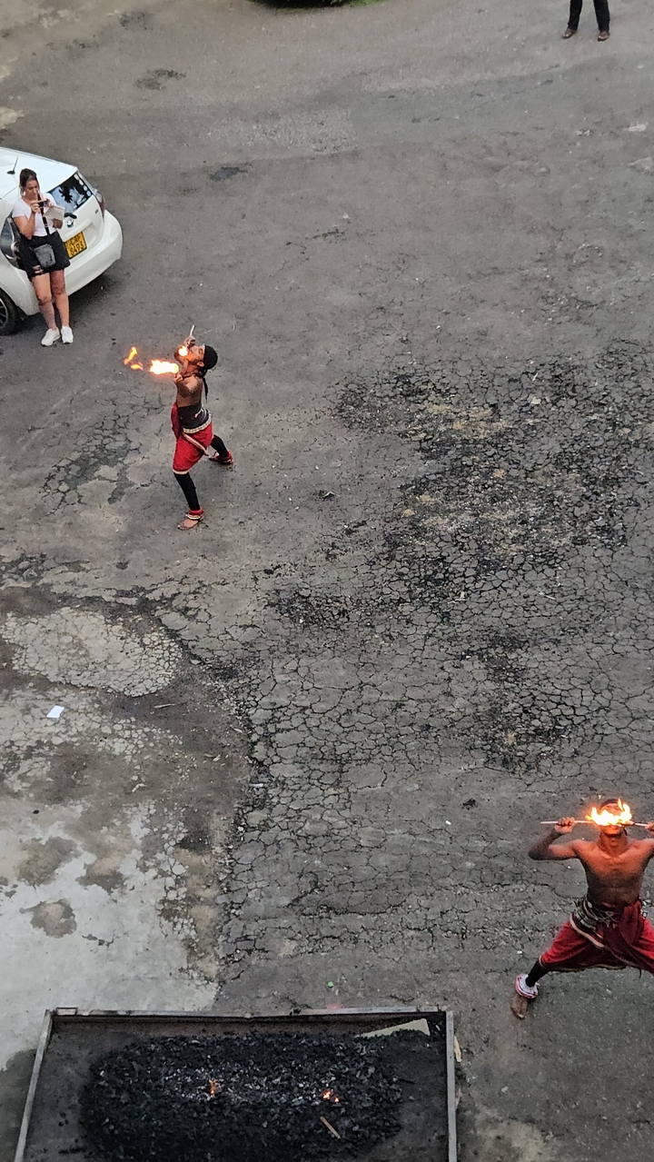 Personne marchant sur un sol fissuré.
