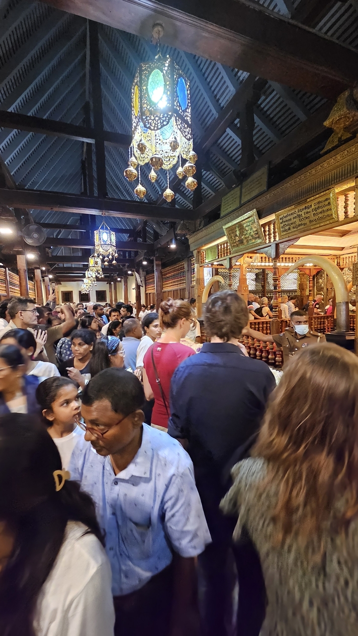 Foule lors d'une cérémonie dans un temple religieux.