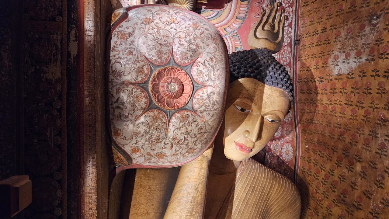 Statue de Bouddha aux motifs complexes dans un temple.