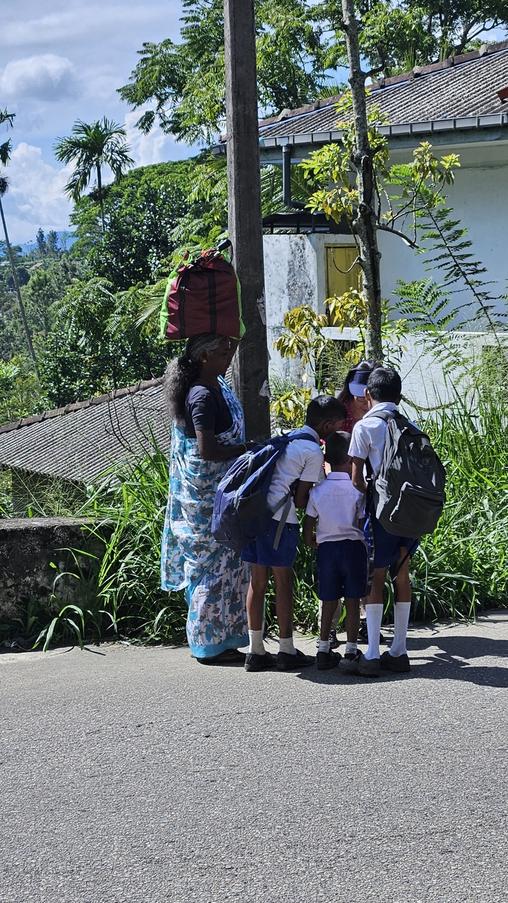 Groupe d'écoliers avec des sacs à dos parlant à une personne âgée.