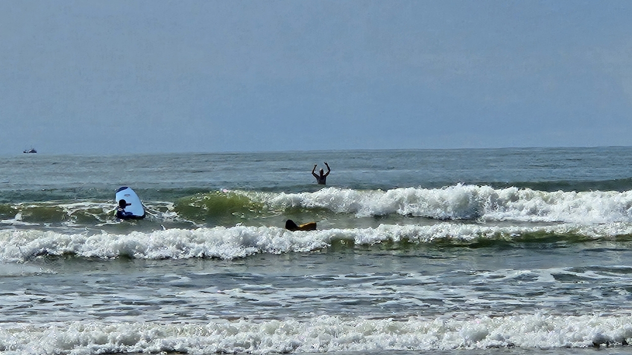 Des surfeurs dans l'océan attrapant des vagues.