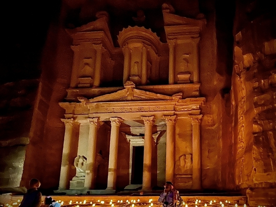 Trésor de Pétra illuminé la nuit.