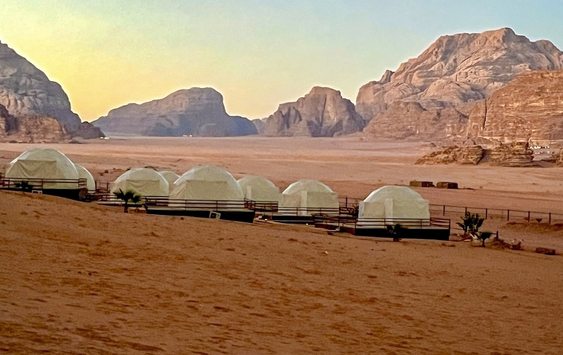 Camp du désert avec des tentes blanches dans le Wadi Rum.