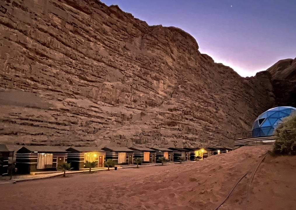 Site d'hébergement de Wadi Rum niché au pied des falaises.
