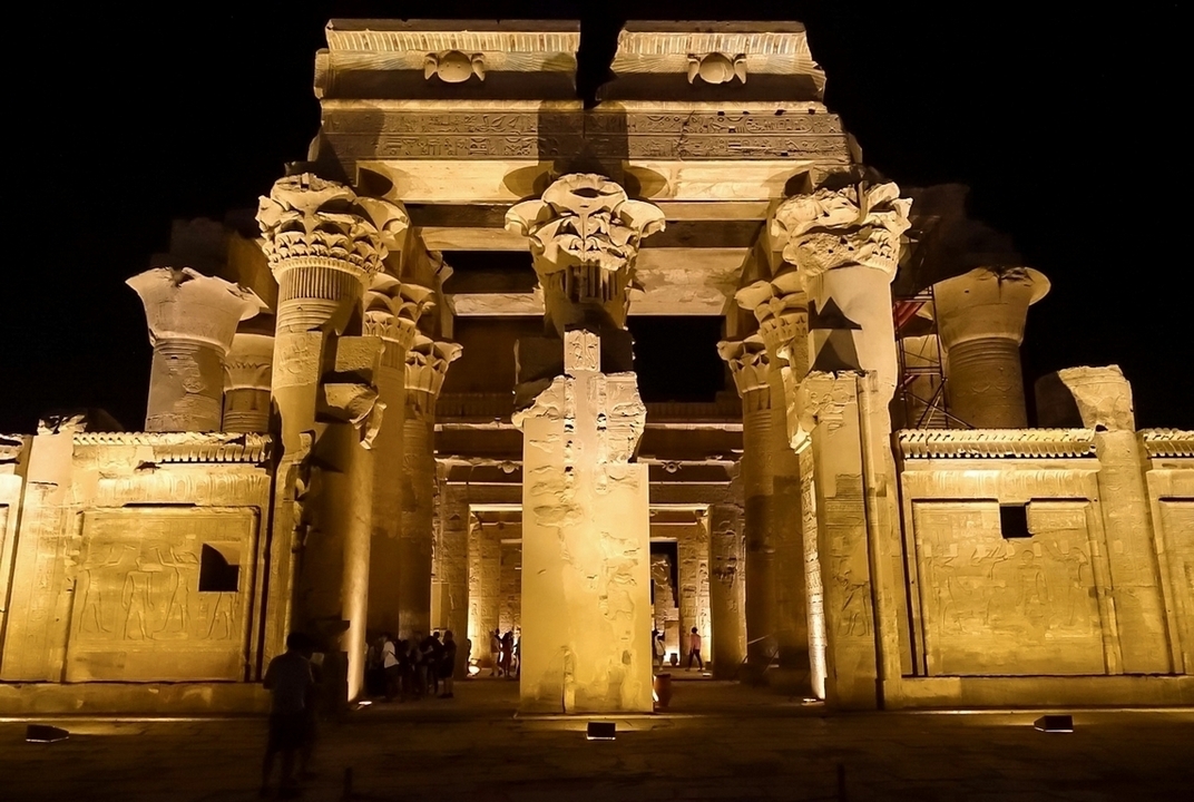 Vue nocturne du temple de Kom Ombo illuminé.