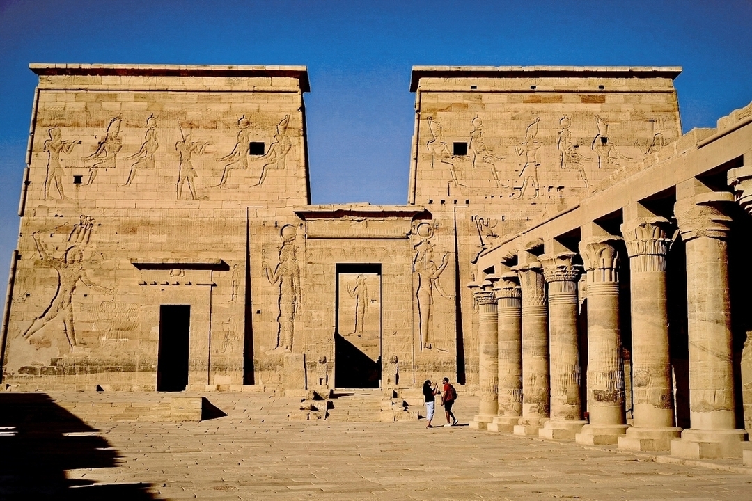 Temple de Philae avec des touristes à Assouan.