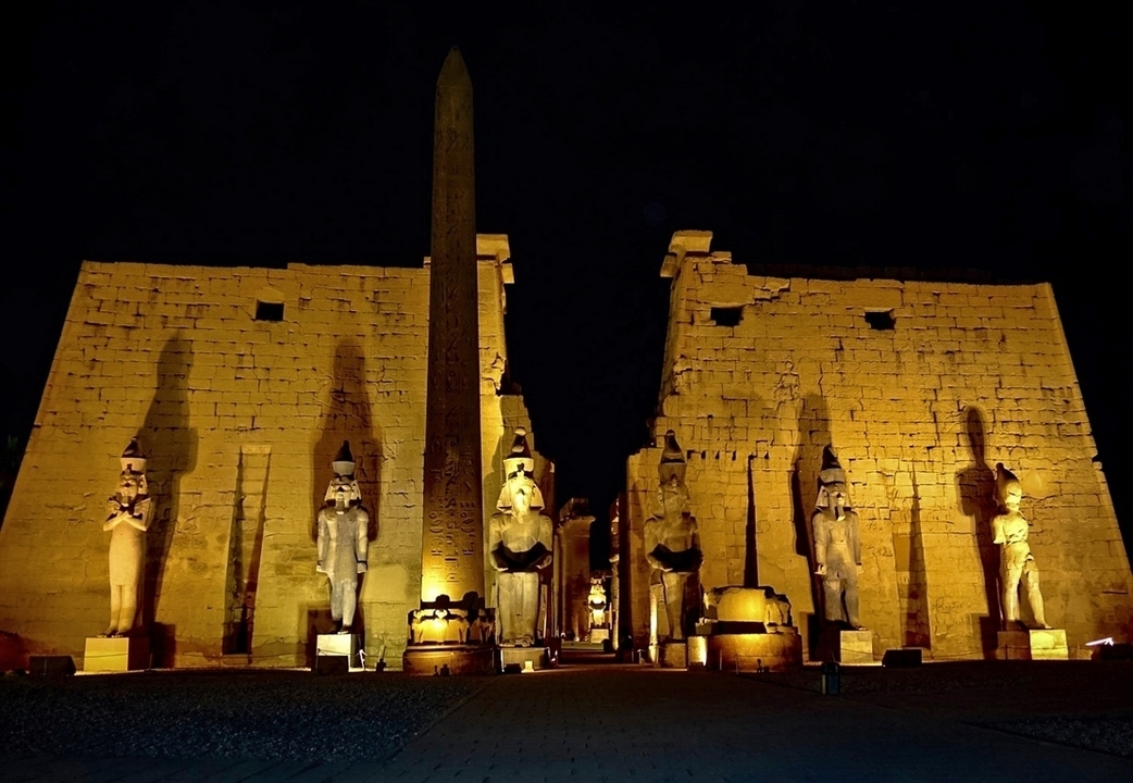 Temple de Louxor illuminé la nuit.
