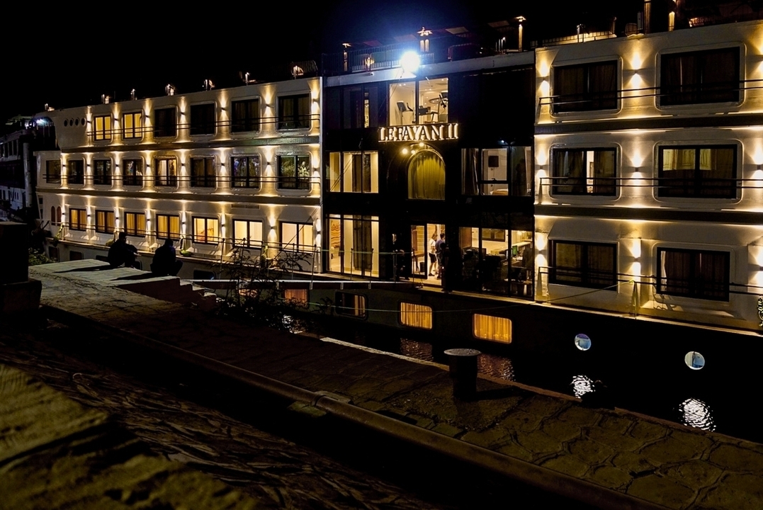 Vue nocturne d'un bateau de croisière illuminé sur le Nil.