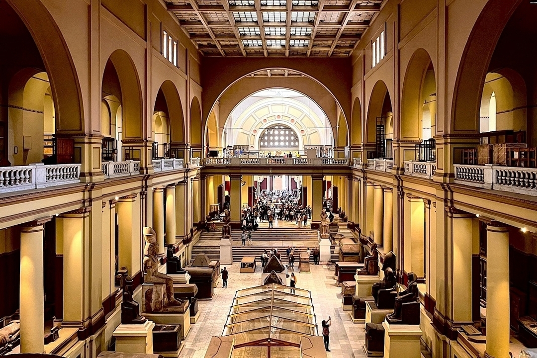 Intérieur du Musée égyptien du Caire avec des visiteurs.