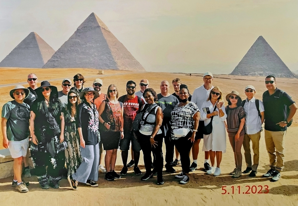 Des touristes qui prennent la pose devant les pyramides de Gizeh.