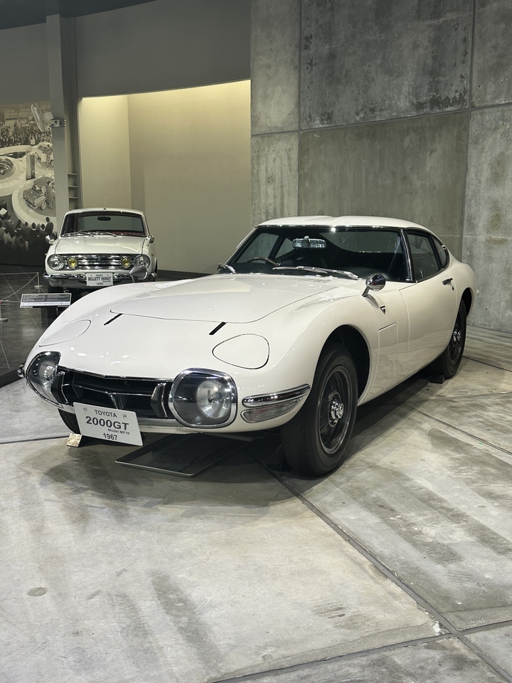 Toyota 2000GT vintage exposée dans un musée.