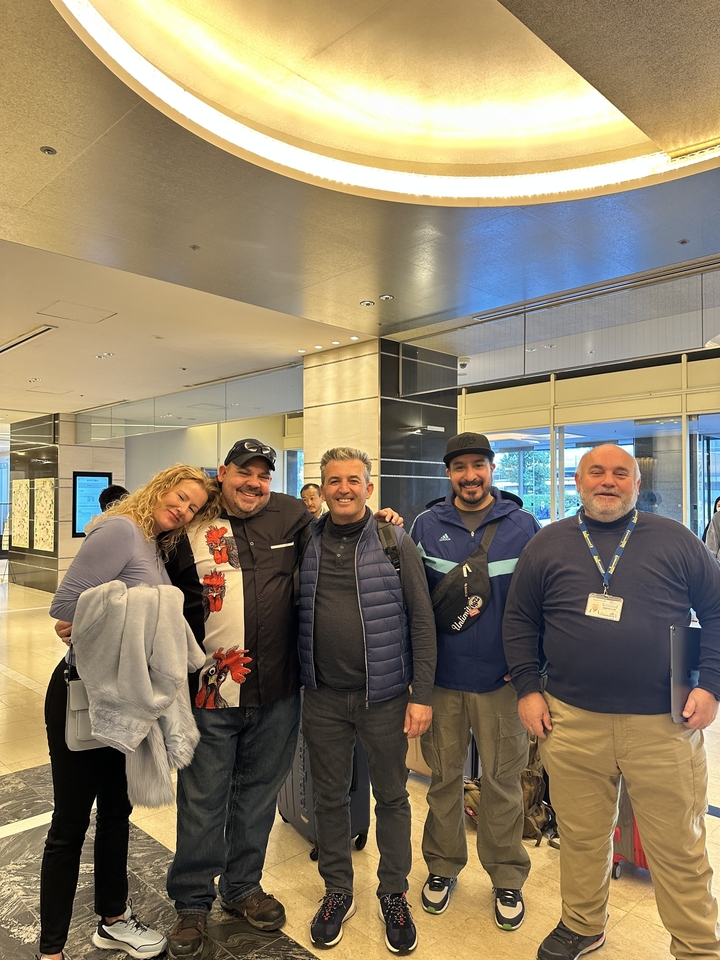 Groupe de personnes souriantes à l'intérieur.