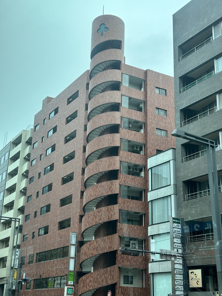 Bâtiments urbains avec un escalier en colimaçon à l'extérieur.