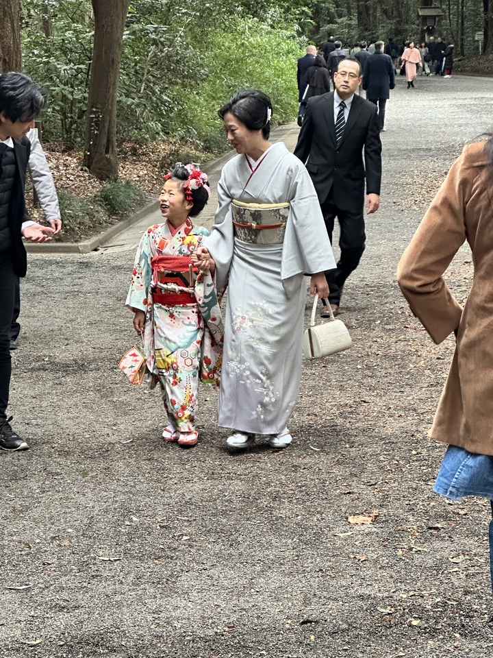 Femme et enfant portant des vêtements traditionnels.
