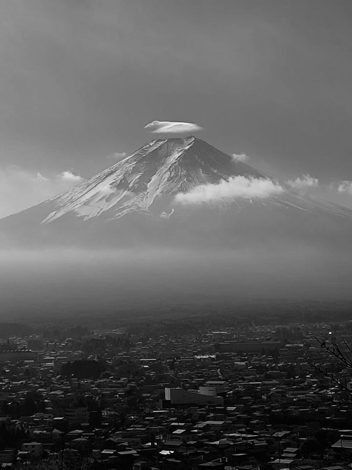 Mont Fuji avec des nuages au sommet.