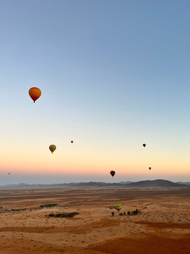 Montgolfières flottant dans le ciel au lever du soleil.