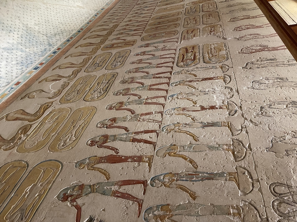 Gros plan d'hiéroglyphes égyptiens sur un mur de temple.