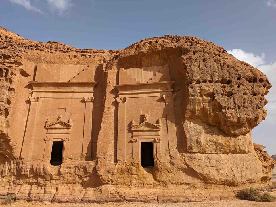 Façade de tombeau antique taillée dans la roche.