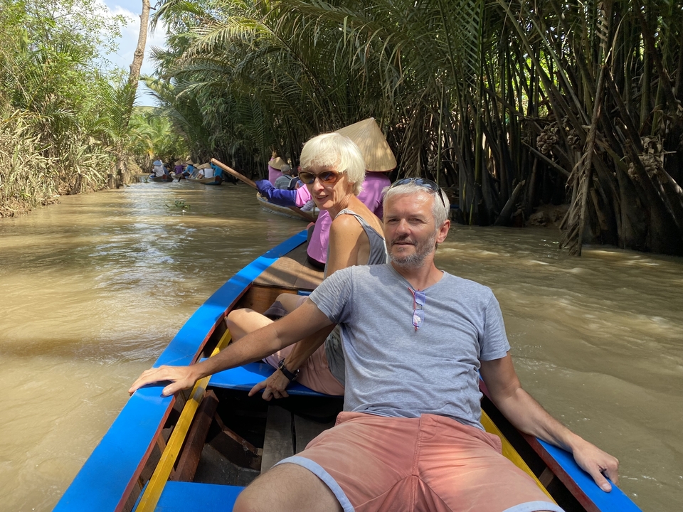 Couple en canoë sous les palmiers.