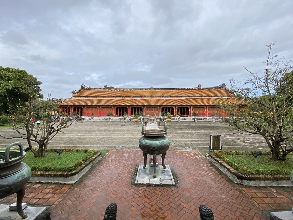 Ancien temple vietnamien avec des touristes.