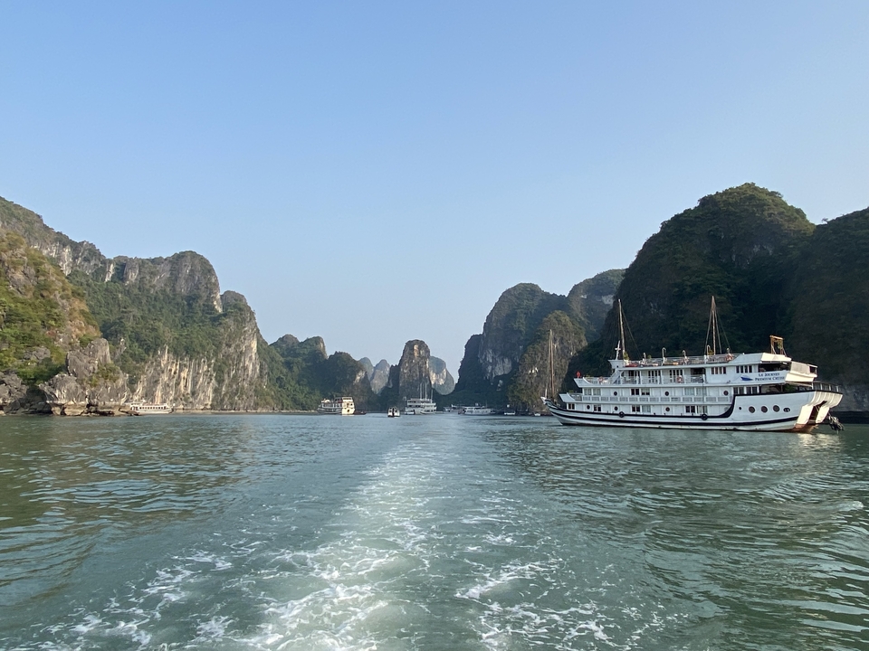 Navire de croisière en mer avec des karsts calcaires.
