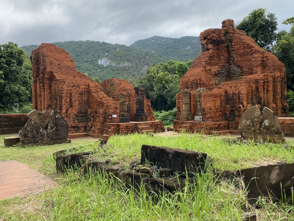 Ruines de briques anciennes au milieu de la verdure.