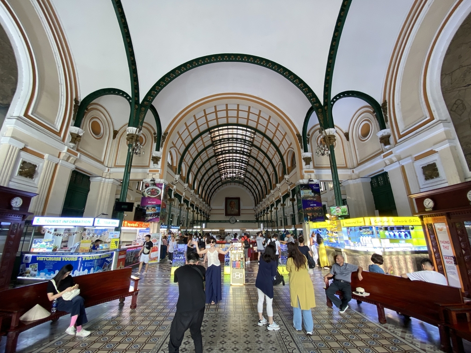 Intérieur d'un bureau de poste animé avec des gens.