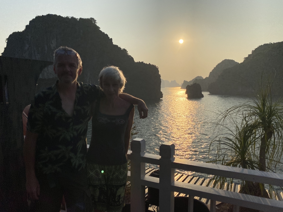 Couple avec paysage pittoresque en arrière-plan au coucher du soleil.
