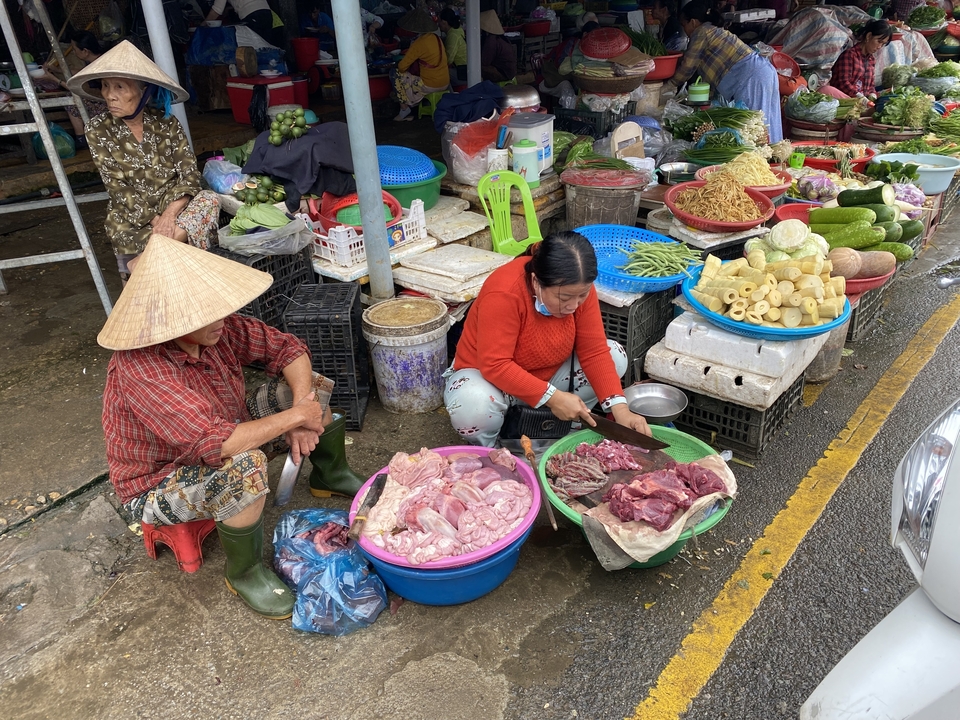 Marché de rue avec des vendeurs locaux et des produits frais.