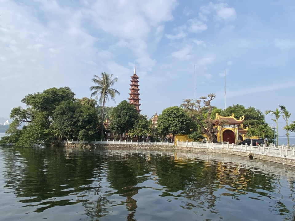 Temple bouddhiste au bord du lac avec une pagode.