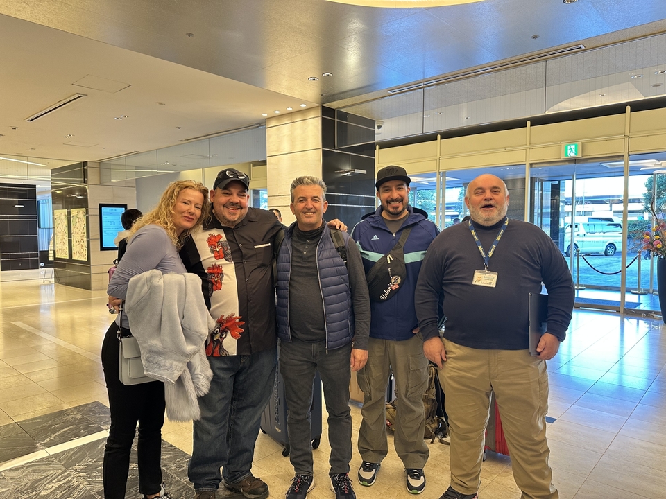 Groupe de personnes posant dans un hall.