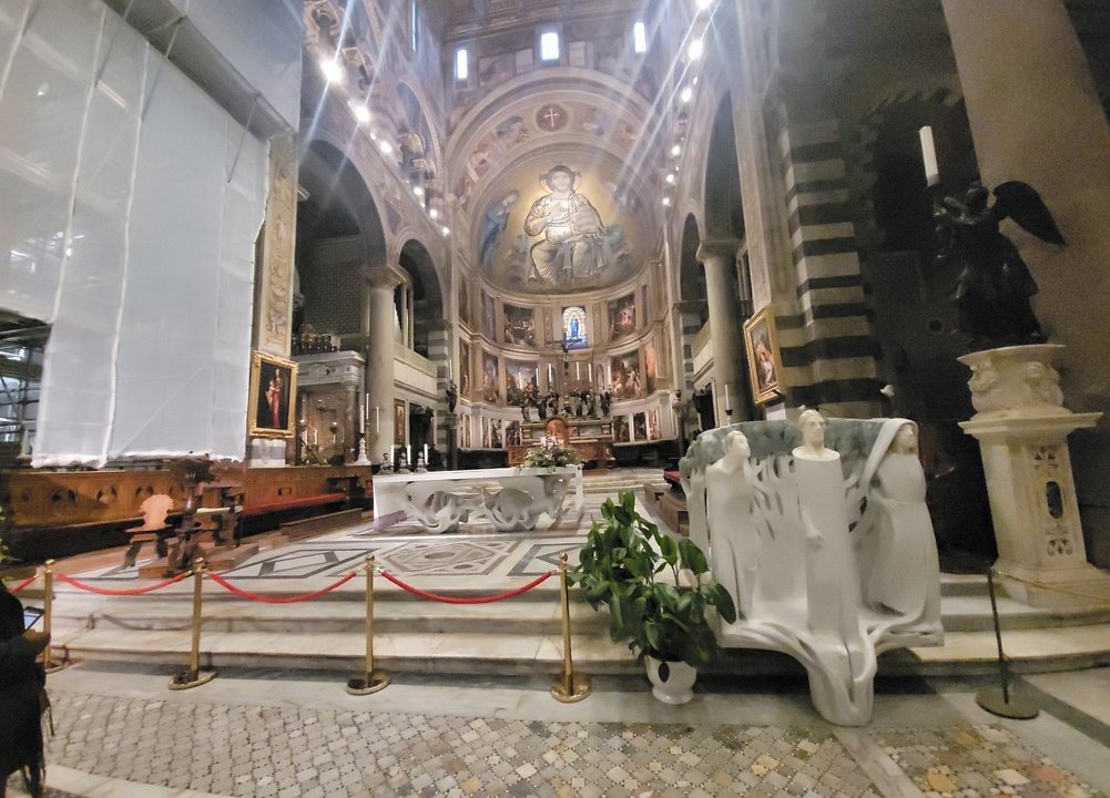 Intérieur d'une église avec des décorations élaborées.